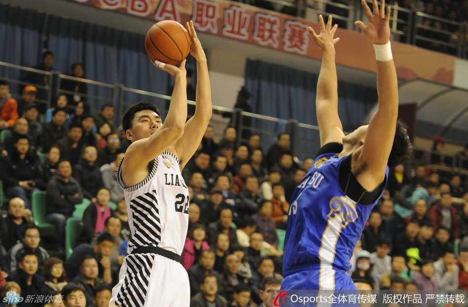 奥登大帝伸出长臂，送给兰多夫一记结结实实的大帽，这一幕仿佛是NBA级别的对抗重现CBA赛场，瞬间点燃了江苏队的反击激情。