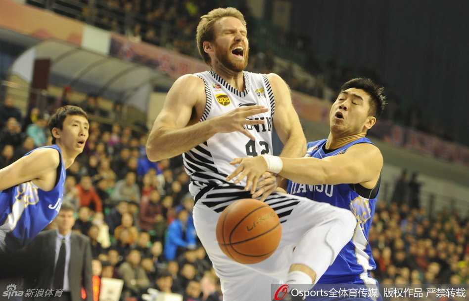 面对CBA顶级防守者李晓旭的贴防，兰多夫利用灵活的脚步转身抹进内线，在对抗中失去平衡前用一记柔和的左手挑篮完成终结。