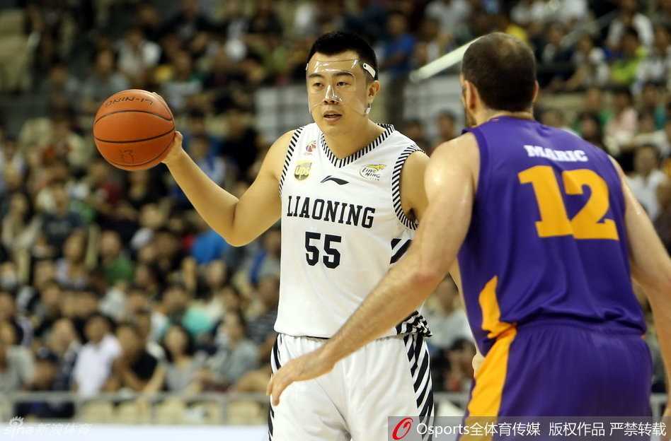 场边的辽宁队员神情专注，他们时而为队友的精彩进球振臂高呼，时而因裁判的判罚露出遗憾的表情。毛巾挥舞间，凝聚的是这支队伍深厚的兄弟情谊。