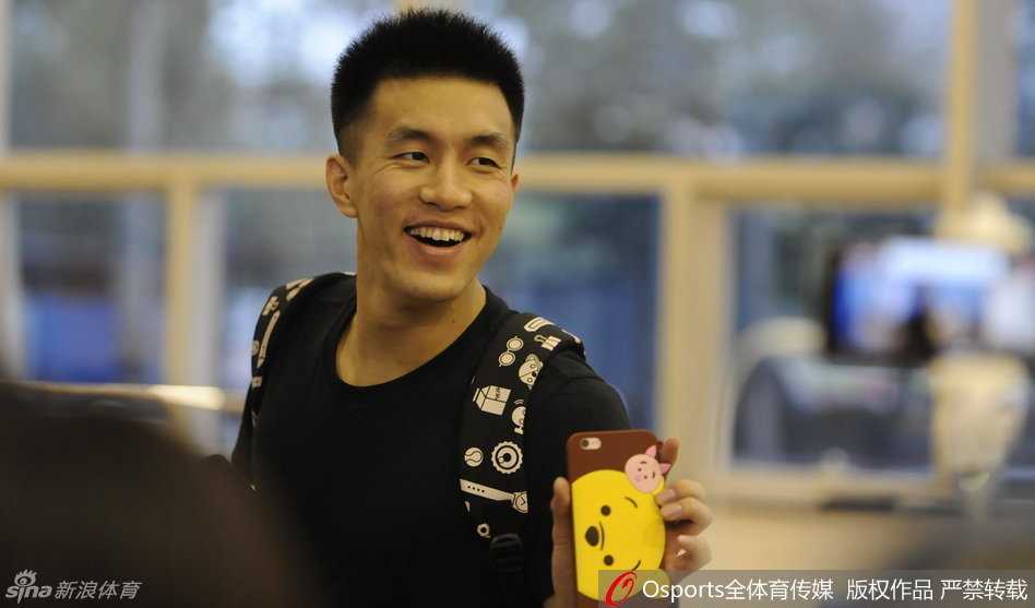 核心后卫郭艾伦在训练间隙向镜头展示自己新潮的手机壳，脸上洋溢着轻松搞怪的笑容，大男孩本性展露无遗。