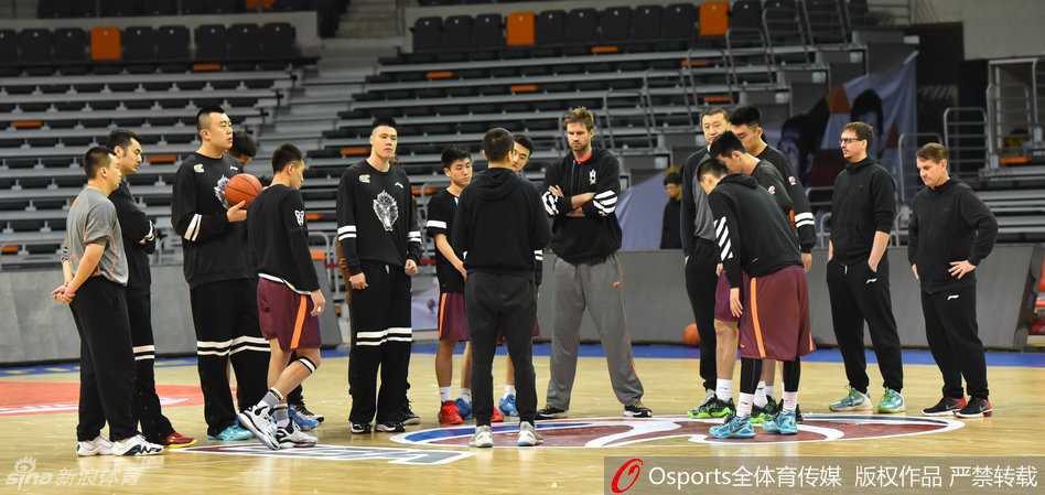 辽篮莞城蓄力半决赛,郭艾伦三分苦练待绽放 助理教练亲自上阵为年轻球员做防守示范,他夸张的滑步动作引得大家会心一笑,严肃的训练场上洋溢着寓教于乐的轻松氛围。