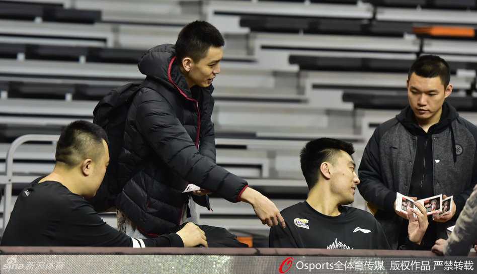 辽篮莞城蓄力半决赛,郭艾伦三分苦练待绽放 训练结束后,郭艾伦独自留在场边加练运球,篮球在他手中仿佛拥有了生命,变幻莫测的节奏预示着他在半决赛中将成为破解防守的那把利刃。