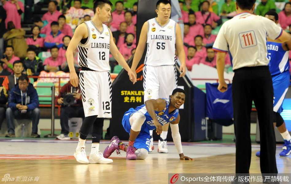 吉布森倒地瞬间，杨鸣从他身旁绕过，眼神中透露着不甘示弱的火气，双方球员迅速围拢过来，空气中弥漫着紧张的对峙气息。