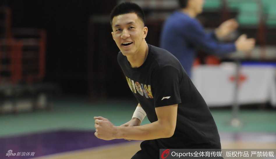 辽篮赛前欢乐多 郭艾伦领衔众将轻松备战 辽宁队中锋韩德君露出标志性的呆萌笑容,眼睛眯成一条缝,那份发自内心的快乐极具感染力,仿佛在告诉全世界打篮球就是一件开心的事。