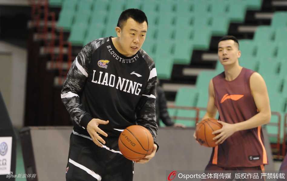 辽篮赛前欢乐多 郭艾伦领衔众将轻松备战 训练场上欢声笑语不断,队员们围在一起乐得合不拢嘴,这种快乐的情绪在空气中弥漫,仿佛在告诉人们,团结和快乐才是辽篮最强大的武器。