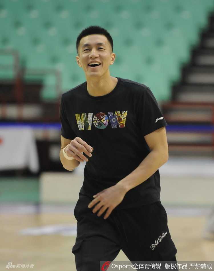 辽篮赛前欢乐多 郭艾伦领衔众将轻松备战 主教练郭士强身穿训练服亲自上阵指导,神情专注地给队员讲解跑位要点,展现出一位冠军教头的严谨与投入。