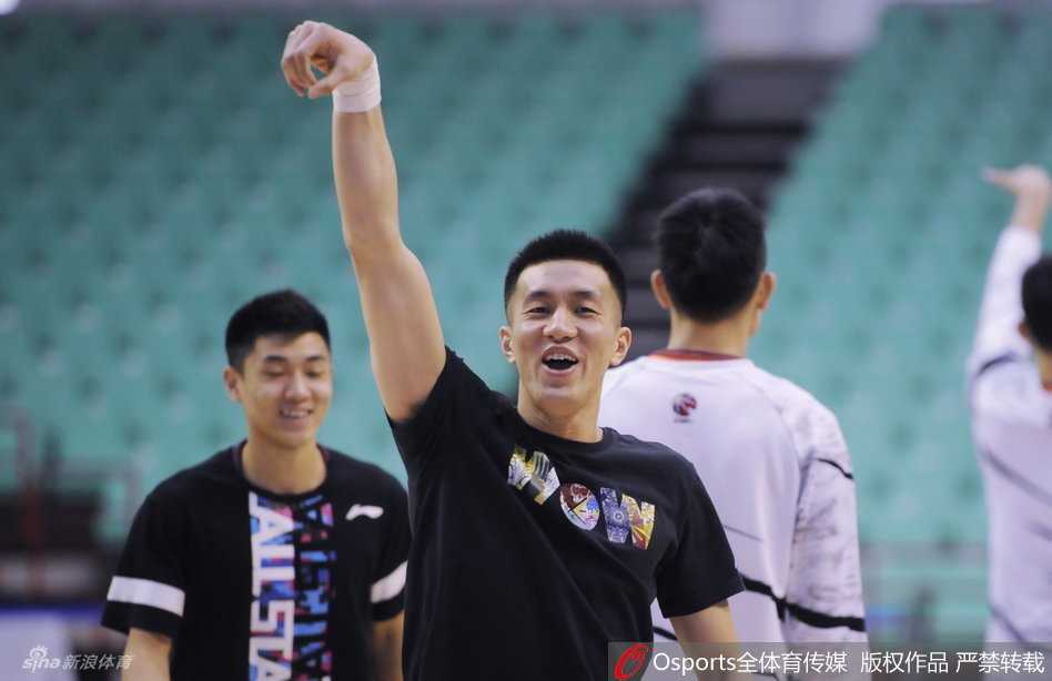 辽篮赛前欢乐多 郭艾伦领衔众将轻松备战 外援兰多夫在内线专注地练习抛投,动作柔和而舒展,即便只是训练,他也一丝不苟地打磨着自己的进攻技巧。