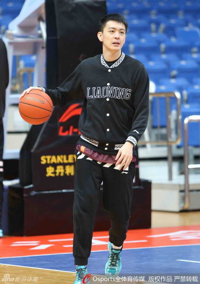 主帅杨鸣神情专注布置训练，即便身为队长也一丝不苟，手捂肚子的小动作透露着场边指挥的辛劳。