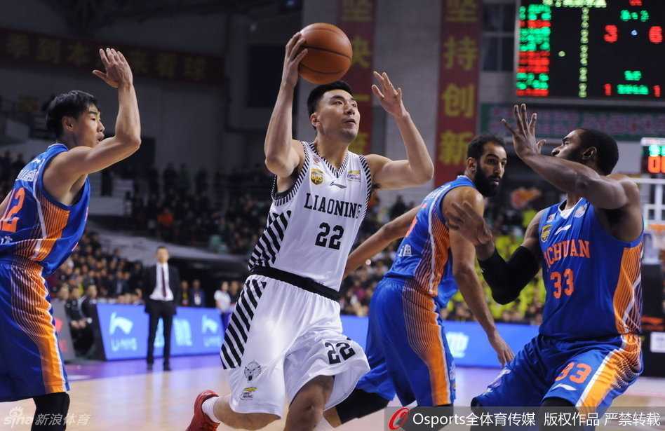 辽篮鏖战记:功夫熊猫单防亚洲第一中锋,郭少穿花戏法哈达迪 郭艾伦如闪电般带球突破,撕裂四川队防线,眼神专注如猎豹。