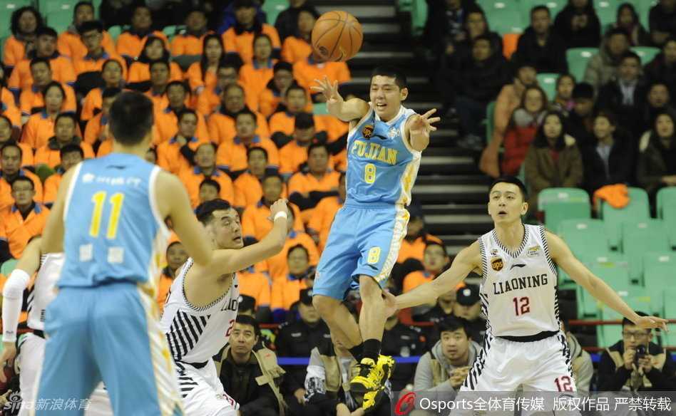 辽篮铁血岁月:韩德君的篮下擎天与郭艾伦的灵动娇影 刘志轩快攻中轻盈上篮,动作舒展宛如球场上的优雅舞者