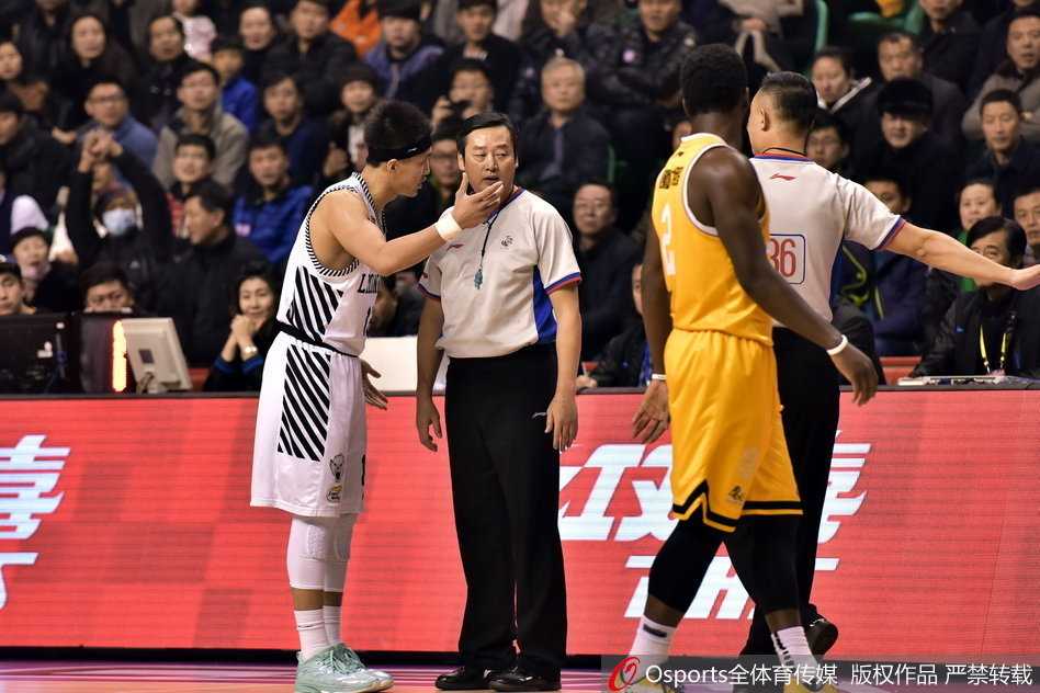 辽篮铁血赛季全回顾:从晋级之喜到伤病之痛 郭艾伦一脸严肃,摊开双手对着裁判激烈地解释着什么,身后的郭士强指导则被助理教练拦住,眼神中满是愤怒与不解。