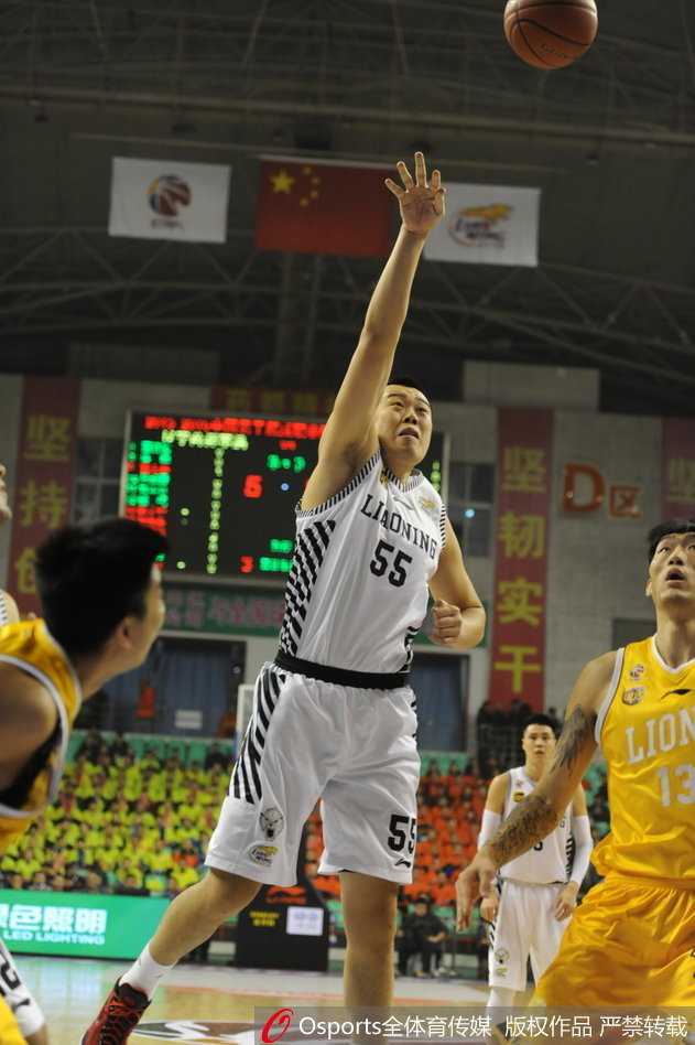 辽篮铁血赛季全回顾:从晋级之喜到伤病之痛 终场哨响,韩德君低头走向场边,却又忍不住回头望向比分牌,眼神中充满了不甘与无奈,灯光下的背影显得格外落寞。