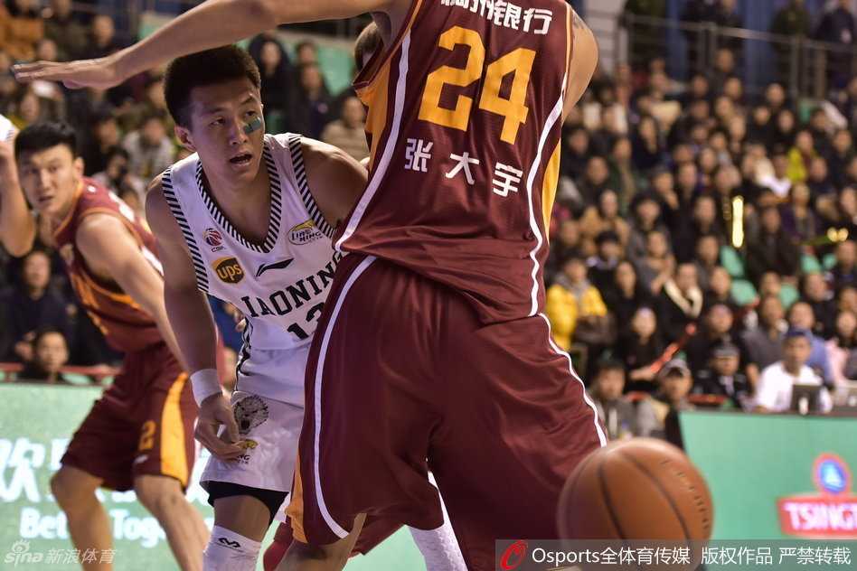 队长杨鸣从容持球组织，目光如炬洞悉全场，举手投足间尽显辽篮老将的沉稳风骨