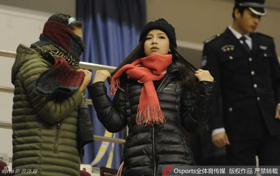 辽篮铁骑激战正酣,郭少领衔群星闪耀赛场瞬间 场边的郭艾伦女友静静观战,眼神中透露出对心中英雄的默默支持与温柔关切。