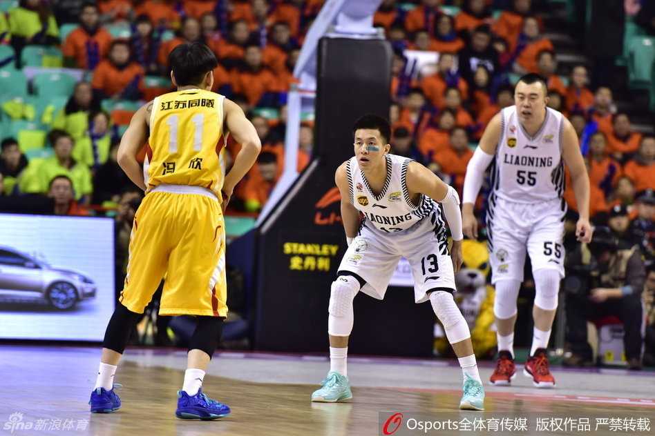辽篮铁骑激战正酣,郭少领衔群星闪耀赛场瞬间 郭少全神贯注地盯防对手,仿佛一座移动的防守长城,让来犯之敌寸步难行。