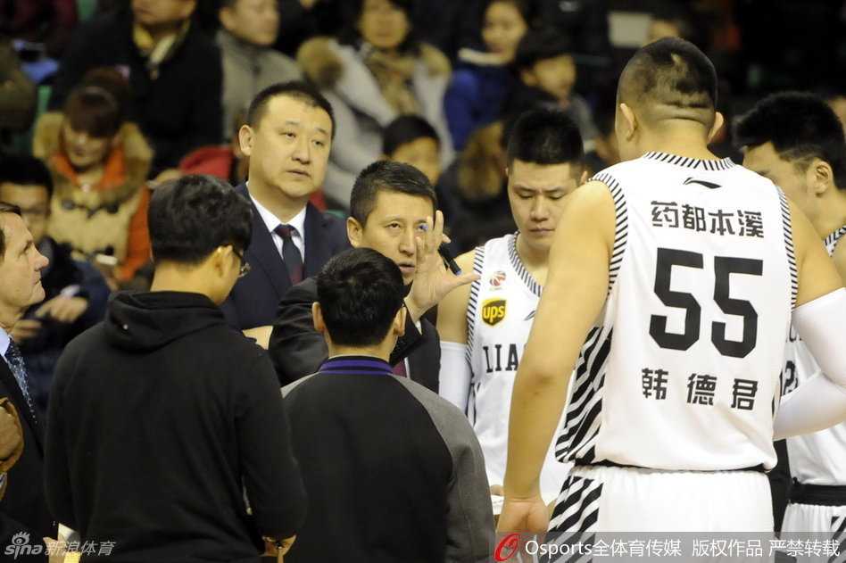 辽篮铁骑激战正酣,郭少领衔群星闪耀赛场瞬间 场边的郭士强指导神情专注,用手势比划着精妙的战术,他是球队在场上的最强大脑。