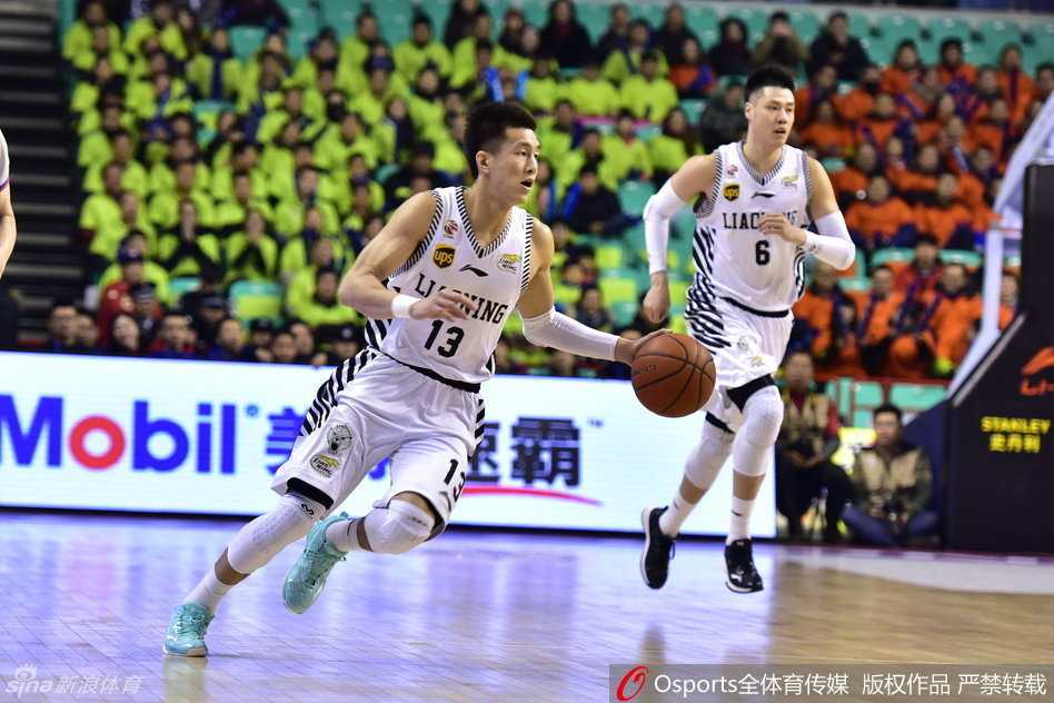 辽篮铁骑激战正酣,郭少领衔群星闪耀赛场瞬间 郭艾伦如闪电般犀利突破,防守球员只能望其项背,他的眼神中充满了对胜利的渴望。