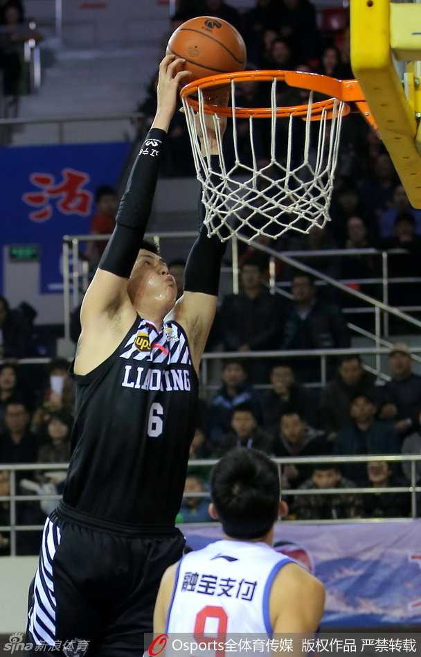 辽篮铁骑锋芒尽显 那些年我们一起追的冠军之心 哈德森在严防下高高跃起,身体几乎与地面平行,他使出招牌的极限后仰跳投,篮球在空中划出一道彩虹般的弧线