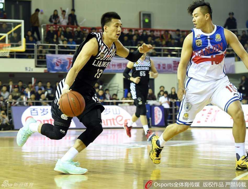 辽篮铁骑锋芒尽显 那些年我们一起追的冠军之心 贺天举如火箭般升空,双手持球大力灌篮,他舒展的身体在空中形成一道完美的弧线,力量与美感并存