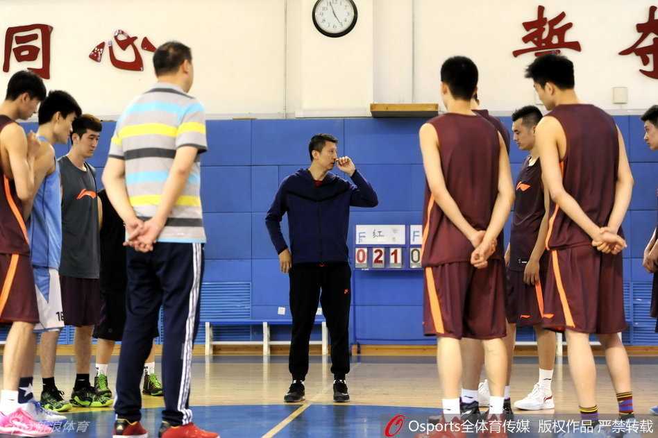 满头华发的郭士强指导双手抱胸，神情专注地望着场上来回奔跑的弟子们，眼神中透露出对每一个细节的严格要求。