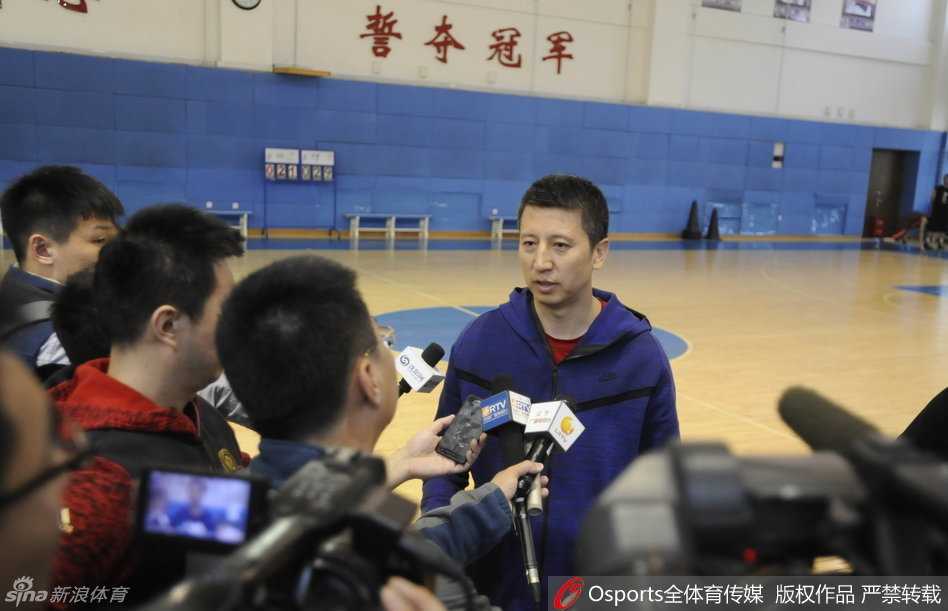 主教练郭士强在场边陷入沉思，双手掩面，脑海中正在为新赛季的战术板和人员调配进行着紧张的谋划。