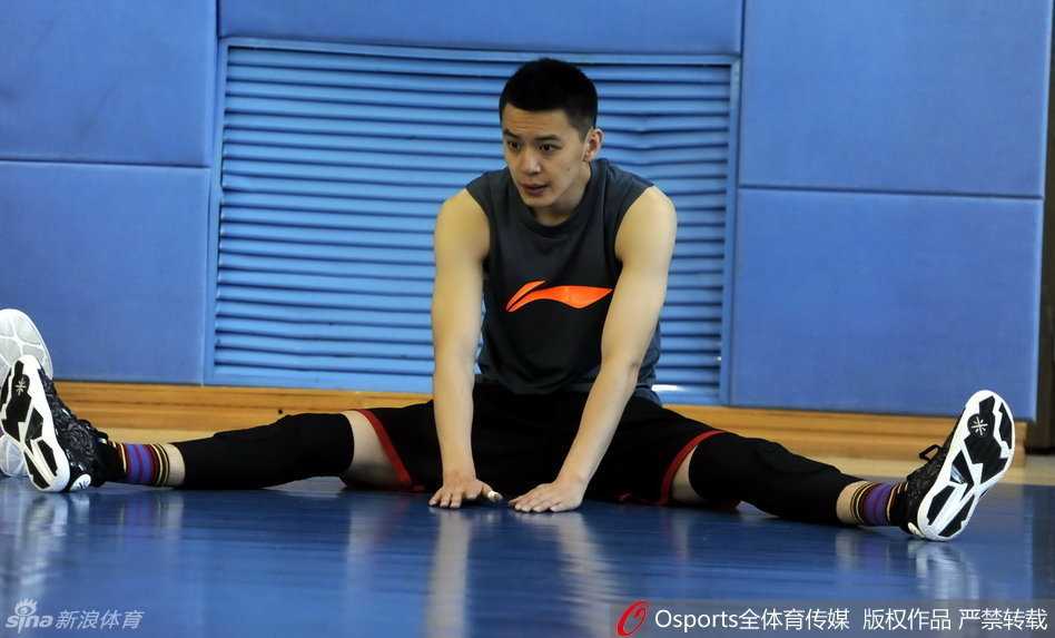 杨鸣在训练中持球准备投篮，动作舒展，尽管身份在球员与教练间转换，但他的球场风采依旧不减当年。