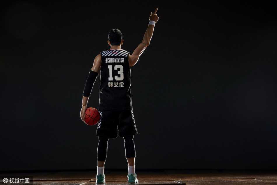 背景板与手办合影效果，篮球架背景下手办仿佛正在赛前热身，整体氛围感拉满，极具视觉冲击力