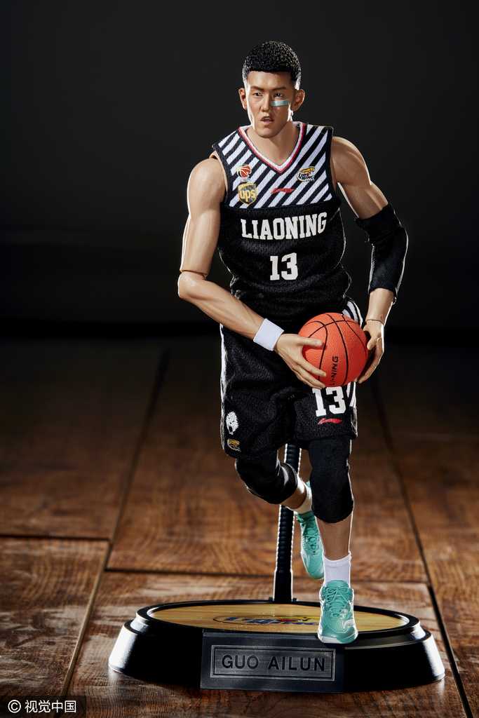 手办下半身细节展示，专业的篮球鞋纹理与紧身运动裤的褶皱感处理得相当写实，动感十足