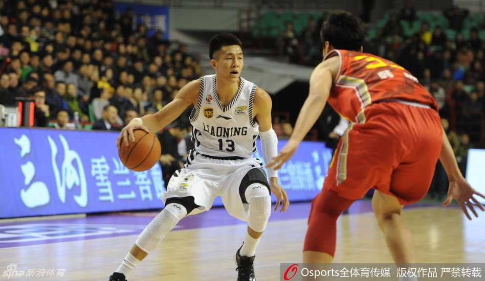 球场精灵郭艾伦如一道白色闪电，加速突破防守球员，眼神专注而犀利，指尖轻挑将球送向篮筐。