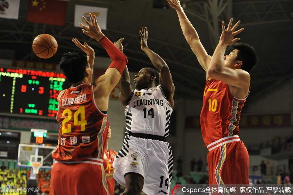 锋线尖刀贺天举面对防守悍将，毫无惧色地完成霸气转身上篮，身体在空中舒展成一张弓，将强硬与柔韧完美结合。