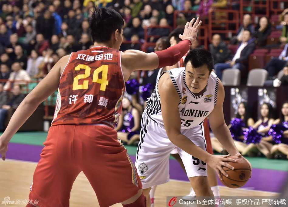 辽宁后场发动机郭艾伦送出精准击地传球，皮球穿越两名防守球员的防线，恰到好处地送到队友手中。