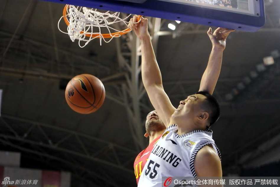 辽篮黄金一代的锋卫往事:郭艾伦的突破与那一代人的身影 功夫熊猫韩德君在对手头顶完成势大力沉的单手暴扣,防守者只能望球兴叹,这就是辽宁队内线的绝对统治力。