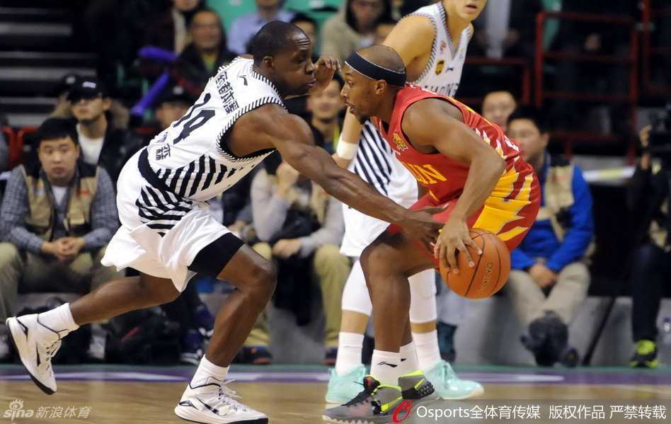 辽篮黄金一代的锋卫往事:郭艾伦的突破与那一代人的身影 哈德森完成抢断后风驰电掣般发动快攻,他眼前是一片开阔地,这次防守反击即将转化为一次势大力沉的进攻。