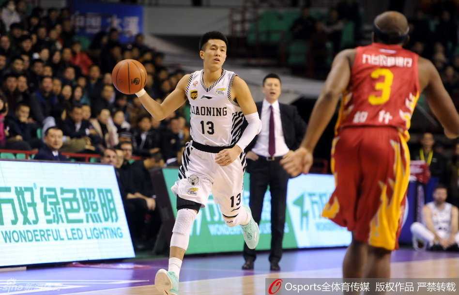 辽篮黄金一代的锋卫往事:郭艾伦的突破与那一代人的身影 核心后卫郭艾伦神情专注地组织进攻,他运球的节奏仿佛指挥着千军万马,眼神中透露出与年龄不符的成熟与冷静。