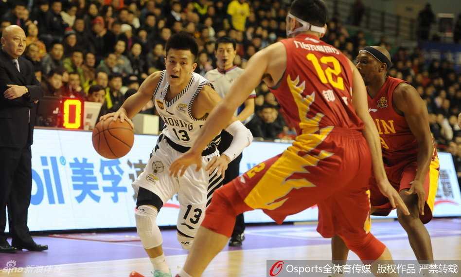 辽篮黄金一代的锋卫往事:郭艾伦的突破与那一代人的身影 场边的郭士强指导手持战术板,神情严肃地向弟子们面授机宜,他的战术布置曾是辽宁队克敌制胜的法宝。