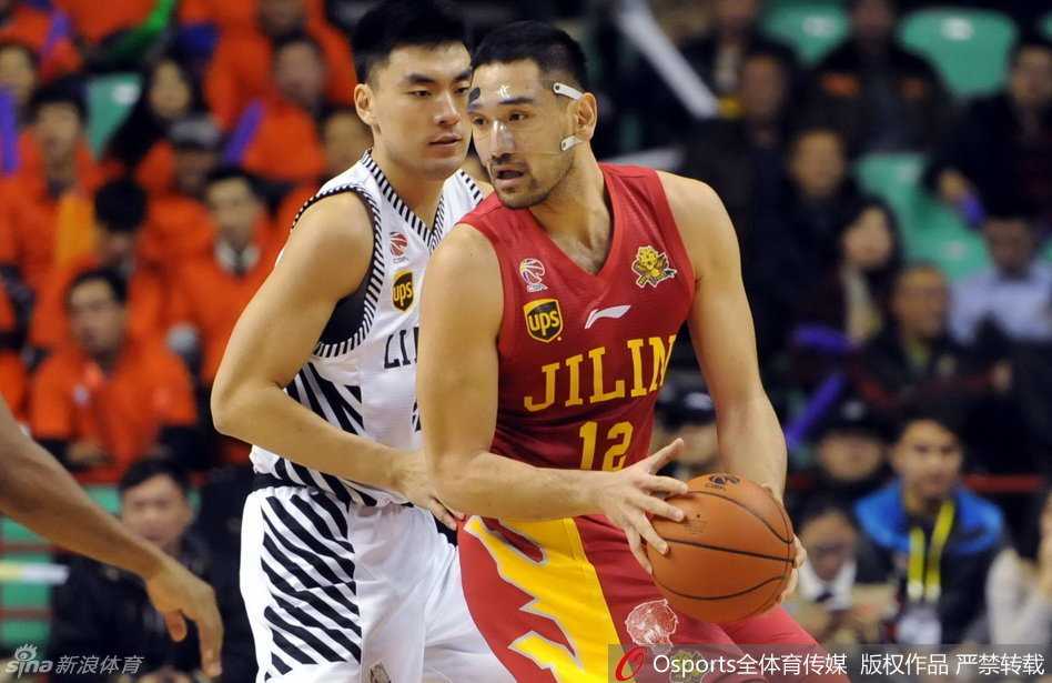 辽篮黄金一代的锋卫往事:郭艾伦的突破与那一代人的身影 郭艾伦凭借娴熟的左手技术突破防守,在空中对抗后完成高难度上篮,这是亚洲第一控卫的成名绝技。