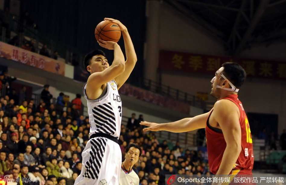 辽篮黄金一代的锋卫往事:郭艾伦的突破与那一代人的身影 李晓旭在罚球线附近果断跳投,皮球划出美妙的弧线,这位国产魔兽用他标志性的中投为球队添砖加瓦。