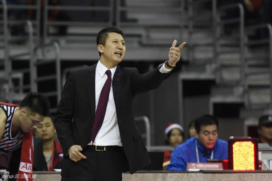 杨鸣与贺天举在场边兴奋击掌，庆祝球队打出了精彩的团队配合，辽宁替补席一片欢腾。