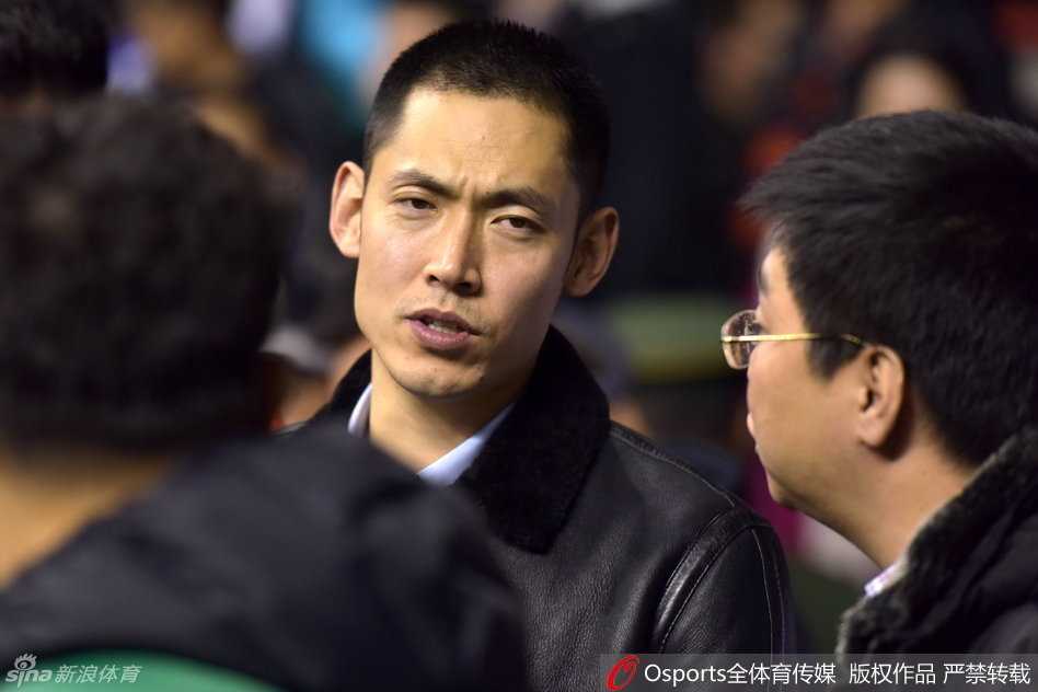 辽粤大战本溪激情上演 张庆鹏回家刘书楠观战 郭艾伦运球强行突破,速度之快只留下一道残影,他紧紧盯着篮筐,如同出膛的炮弹一般撕开广东队的防线。