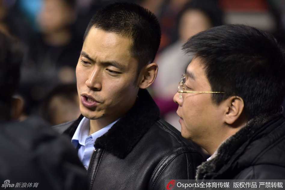 辽粤大战本溪激情上演 张庆鹏回家刘书楠观战 哈德森面对广东队的双人包夹,依然自信地干拔跳投三分,球在空中划出一道美丽的弧线,篮球网袋微微泛起,仿佛时间都在此刻静止。