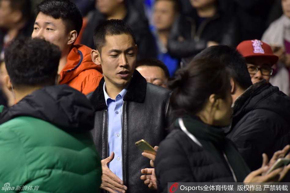 辽粤大战本溪激情上演 张庆鹏回家刘书楠观战 刘书楠坐在观众席上,戴着眼镜表情专注,他与身边的友人低声交谈,作为曾经的辽宁一员,他正关注着场上后辈们的每一次攻防。