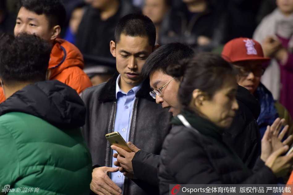 辽粤大战本溪激情上演 张庆鹏回家刘书楠观战 辽宁本溪主场一片黄色的海洋,球迷们挥舞着手中的加油棒,脸上洋溢着兴奋的笑容,声浪仿佛要掀翻体育馆的穹顶。