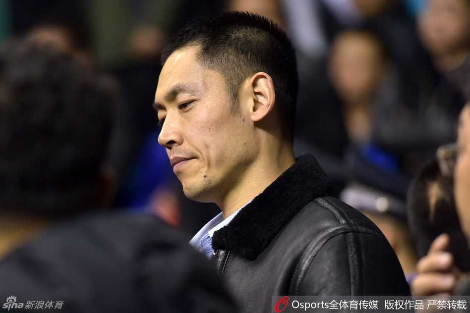 辽粤大战本溪激情上演 张庆鹏回家刘书楠观战 张庆鹏坐在场边观众席上,面带微笑,眼神专注地看着场内,他身穿便装却难掩运动员的挺拔气质,身边的朋友正与他交流着场上的局势。