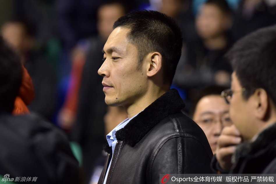 辽粤大战本溪激情上演 张庆鹏回家刘书楠观战 李晓旭在人群中高高跃起,以一敌三奋力摘下前场篮板,落地瞬间他肌肉紧绷,眼神坚毅,展现了内线悍将的强硬作风。