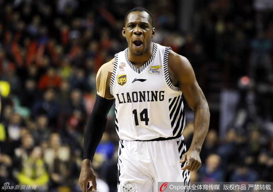 辽粤大战烽火回忆:功夫熊猫的滑翔劈扣与铁血精神 郭士强指导与郭艾伦用力击掌,眼神中满是信任与骄傲,叔侄二人在这一刻心意相通,共同点燃了辽宁队的进攻火焰。