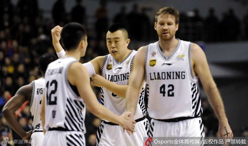 辽粤大战烽火回忆:功夫熊猫的滑翔劈扣与铁血精神 周鹏如同一道移动的高墙,寸步不离地紧贴郭艾伦,他的长臂干扰着每一次传球路线,这是顶级锋线防守者对速度核心的死亡缠绕。