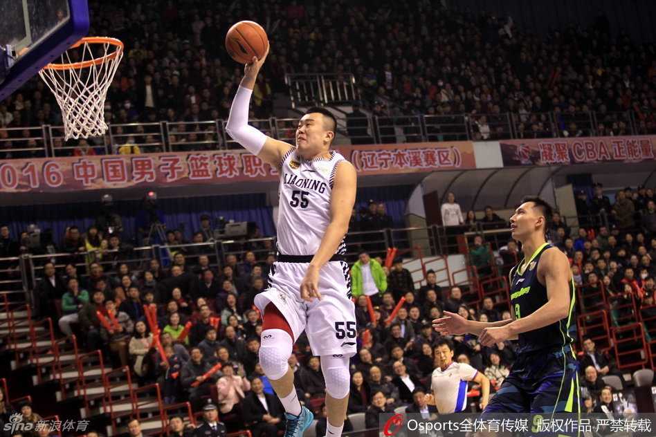 辽粤大战烽火回忆:功夫熊猫的滑翔劈扣与铁血精神 韩德君宛如一辆重型坦克完成抢断,他舒展长臂滑翔而起,在易建联头顶完成势大力沉的劈扣,这一刻地动山摇。