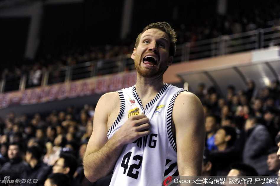 辽粤大战烽火回忆:功夫熊猫的滑翔劈扣与铁血精神 易建联在内线群中高高跃起,双手紧握篮球,他的眼神坚定,面对辽宁队多人围剿依然展现出NBA级别的持球进攻威胁。