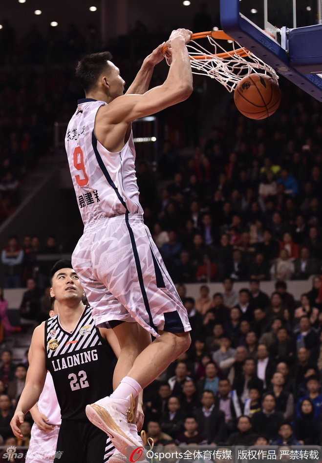 广东魂，易建联高高跃起，以一记势大力沉的暴扣终结进攻，整个球馆都因他的统治力而颤抖。