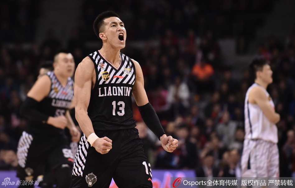 胜利的呐喊，郭艾伦在投进关键球后霸气庆祝，脸上写满了属于辽宁篮球的倔强与激情。